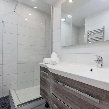 Beautiful 3 Bedroom Ground Floor - Nueva Andalucia Apartment *